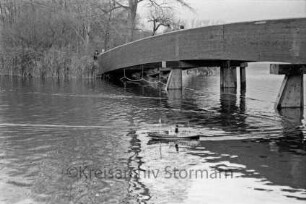 Herrenteich: vorn Mitte ferngesteuertes Modellboot: Fischhuser Brücke mit Fußgängern: hinten links Bäume