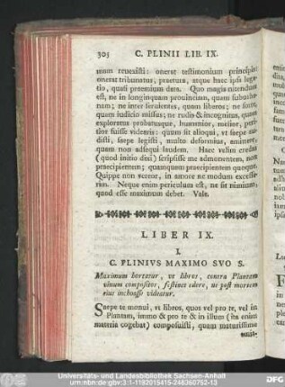 I. C. Plinius Maximo Suo S. Maximum hortatur, ut libros, contra Plantam vivum compositos, festinet edere, ne post mortem eius inchoasse videatur.