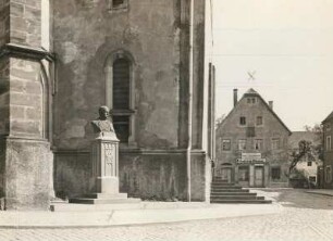 Robert-Volkmann-Denkmal mit Bronzebüste : Lommatzsch. Denkmal für den Komponisten Robert Volkmann (Bronze, gegossen; nach 1900) an der St. Wenzelskirche. Blick auf das Geburtshaus des Komponisten