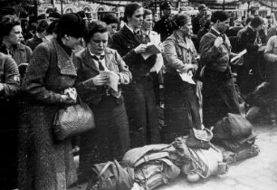 Teilnehmerinnen des Reichsberufswettkampfes sind angetreten. Sie studieren ihre Unterlagen