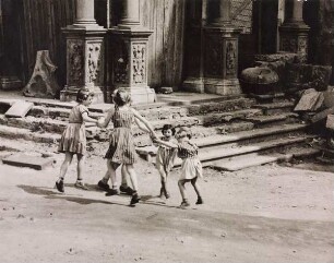 Kinder tanzen neben der Loggia des Rathauses