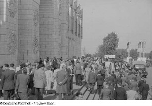 Besucher vor dem Eingang zum sowjetischen Pavillon, Herbstmesse 1953