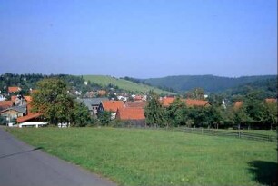 Blick über den Ort und die Landschaft