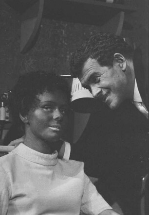 Szenenbilder aus "Eine Rosine in der Sonne", Schauspiel von Lorraine Hansberry mit Musik von Günter Hauk (Regie: Hans Dieter Mäde, Ausstattung: Peter Friede). Maxim-Gorki-Theater Berlin, 25.03.1963 (Premiere am 27.03.1963)