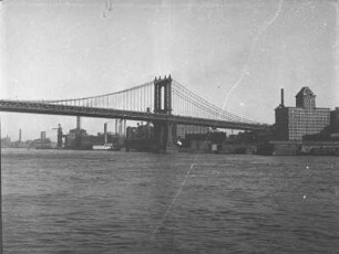 Manhattan Bridge : Blick vom East River auf einen Teil der Manhattan Bridge.