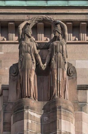 Städtische Kunsthalle — Hauptportal — Skulpturengruppe