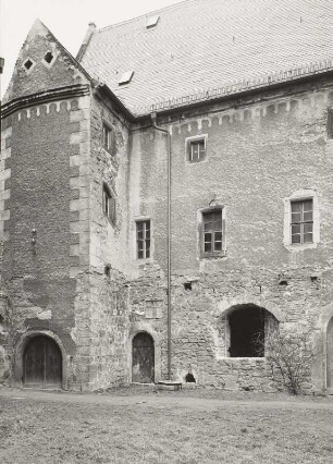 Saalbau (ehem. Brauerei) : Schloß Batzdorf (ehem. Burg; 16./17. Jh.). Saalbau (ehem. Brauerei; 2. H. 16. Jh., bez. 1697)
