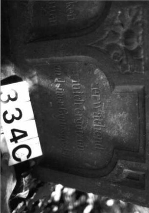 Grabstein 334 (Index: 100085183) Maße HxBxT: 187x73x30 cm Beschreibung: Stele, profilierter Sockel, giebelart. Abschl. , rechteck. erhöht, Schrift eingetieft Symbolik: Mohnkapseln: Grabstein 334C