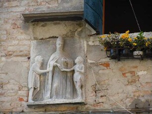 Venedig - Skulptur an einer Kirchenwand : Historische Figur eines Mannes mit Bischofsmütze an der desolaten Hauswand der Kirche San Giovanni Elemosinario. Aufgenommen am 8. August 2011 in Venedig