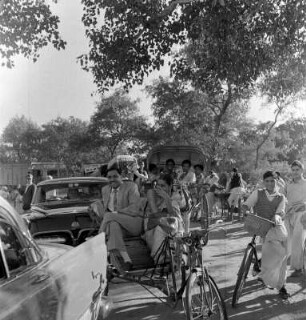 Personenkraftwagen, Rikschas und Fahrräder im Stau : Agra (Indien). Personenkraftwagen, Rikschas und Fahrräder im Stau