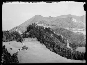 Blick auf Kirche und Ruine Klamm