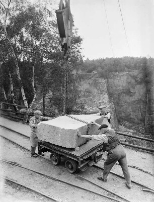 Steinbruch Horka : Steinbruch Horka. Arbeiter beim Transport von Granitbruchstein