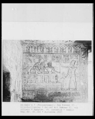 Relief mit Ramses II. vor Göttern