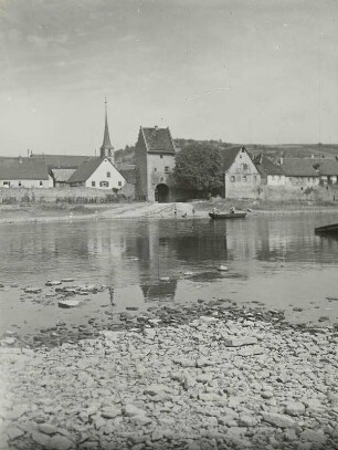 Frickenhausen, Ortsansicht : Frickenhausen. Blick vom linken Mainufer gegen den Ort mit Turm der Pfarrkirche und Maintor
