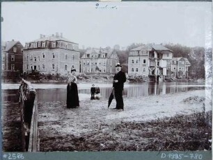 Blick über die Weißeritz auf die vom Hochwasser am 30./31. Juli 1897 zerstörten Häuser von Thureck und Eckert (im Hintergrund) in Deuben (Freital)