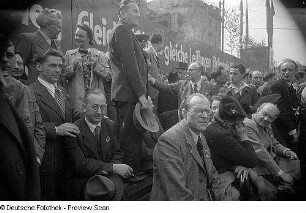Aufnahmen von den Feierlichkeiten zum 1. Mai 1946 in Berlin : Parteivorstand der SED auf einer Tribüne am Berliner Schloss, vorne rechts: Otto Grotewohl