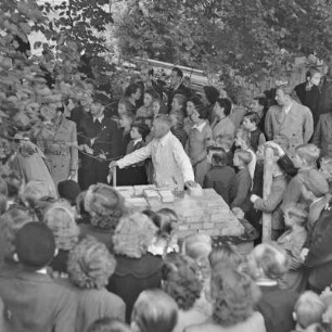 Grundsteinlegung für einen Schule in Briesen. : Połoženje zakładneho kamjenja za šulu w Brjazynje.