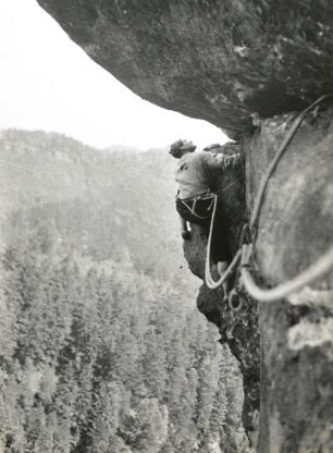 Sächsische Schweiz. Großer Zschand, Goldstein. Seilschaft K. Gonda/ W. Müller am Eckweg (VIII b)