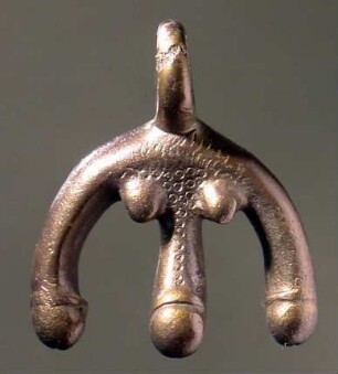 Amulett aus drei Phalli zusammengesetzt, daran ein Ringhenkel