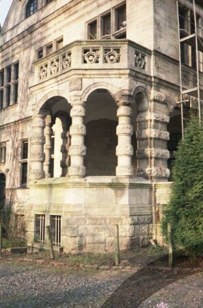 Gut Grabau: Rosenstraße 12: Herrenhaus: Eingangsfassade: Südflügel, Giebelseite: Detailaufnahme: Altan mit Rundbogenpfeilern und Dachterrasse: rechts Renovierungsarbeiten, Gerüst