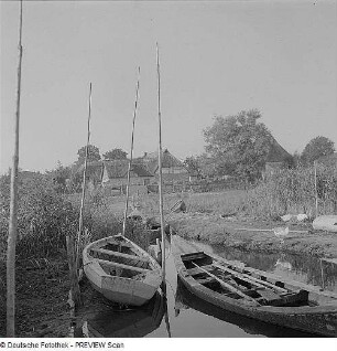 Dorf Körkwitz. Fischerboote am Kanal zum Bodden
