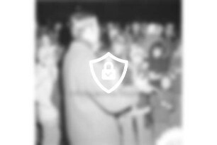 Kirchberg: Weihnachtskonzert vor der Kirche: Städtischer Musikkreis: Oldesloer Jugendchor unter Leitung von [Name maskiert] dahinter Zuhörer: Abend: 23.12.1974