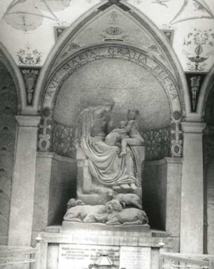Wandgrabmal der Familie Tichý : Wandgrabmal der Familie Tichý (wohl um 1900; B. Kafka). Stein, behauen, zum Teil bemalt. Prag-Vyšehrad, Friedhof Vyšehrad
