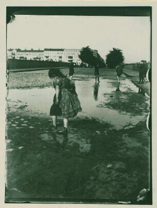 Kinder auf der Knobelsdorffbrücke, Blick Richtung Charlottenburg