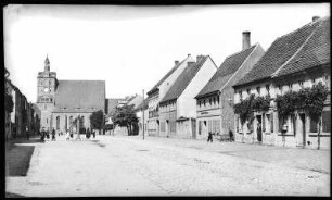 Dommitzsch. Straße mit Kirche