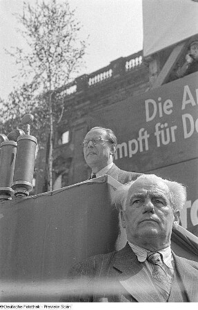 Aufnahmen von den Feierlichkeiten zum 1. Mai 1946 in Berlin : Otto Grotewohl am Rednerpult auf der Tribüne am Berliner Schloss