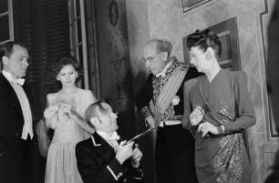 Szenenbilder aus der Komödie "Das verschlossene Haus" von Michael Harward am Schlossparktheater Berlin-Steglitz