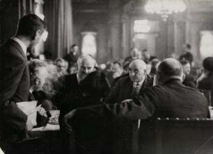 Die Politiker Karl Severing, Dr. Landsberg und Ministerpräsident Dr. Braun nach einer Sitzung im Reichstagsrestaurant, Berlin. Karl Severing, Dr. Landsberg und Ministerpräsident Dr. Braun