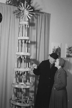 Zwei Besucherinnen in der Ausstellung weihnachtlicher Volkskunstarbeiten des Stadtgeschichtlichen Museums