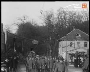 Sanitätszug der Württembergischen Armee in Ludwigsburg; Wagenkolonne vor dem Haus (1918)