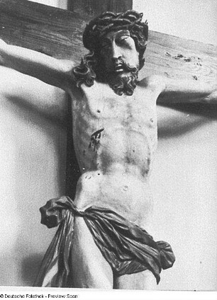 Kreuzigungsgruppe : Unbekannter Künstler. Kreuzigungsgruppe. Holz, geschnitzt, gefasst. Um 1601/1615?. Detail: Kniestück des Christus. Bautzen, Liebfrauenkirche, Langhaus (an der Nordwand)