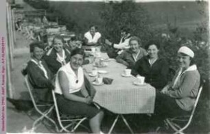 Mittagsrast des Casseler Frauen-Ruder-Vereins während einer Wanderfahrt nach Rengershausen
