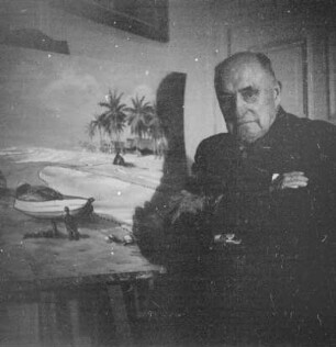 Marburg. Der Maler Prof. Ernst Vollbehr (1876-1960) neben einem seiner Gemälde stehend