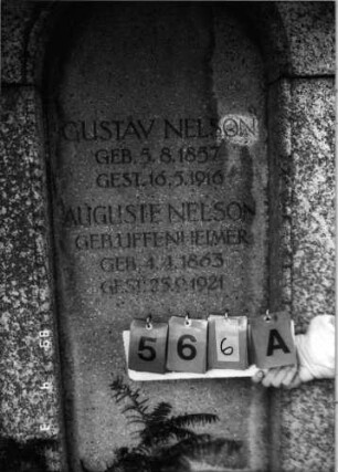 Grabstein 566 (Index: 100088722) Material: grauer, leicht rötlicher Stein Maße HxBxT: 210x115x35 cm Besonderheit: Doppelgrab: Grabstein 566A