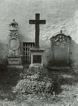 Grabmal für Christian Friedrich Lara (gest. 1787), für Pfarrer Samuel David Roller (gest. 1850) und Pastor Friedrich G. (?) : Lausa, Grabmal für den Pastor Samuel David Roller (1774-1850) auf dem Friedhof an der Dorfkirche