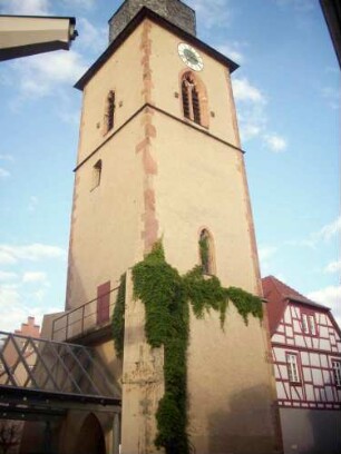 Stadtkirche-Kirchturm von Nordosten (Untergeschoß 14 Jh auf Romanischem Vorgänger - Obergeschoß Spätgotisch-Glockengeschoß im 18 Jh überarbeitet) mit Strebepfieler am unteren Geschoß