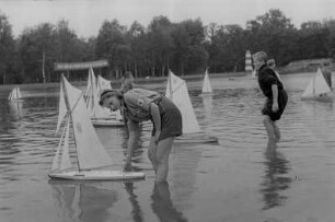Mitglieder der Pionierorganisation "Ernst Thälmann" beim Modellbootfahren
