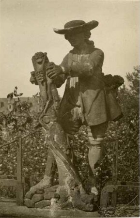 Statue: Winzer mit Weintrauben