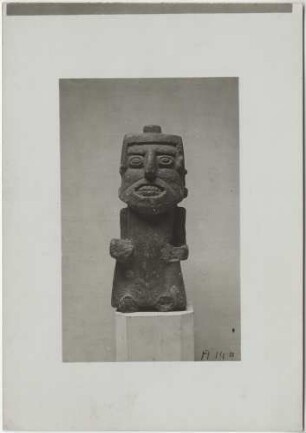 Steinfigur. Plump und plat gearbeitet. Höhe 23 cm. Vorderansicht.