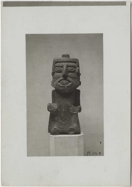 Figurine en pierre. Travaillé de manière grossière et plate. Hauteur 23 cm. Vue de face.