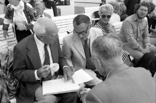31. Tagung 1981 (29.6.-3.7.) Mediziner; Gruppen bei der Maikäferrede: Bank von vorn: Sir John C. Eccles, B. Pernow, Frau Pernow, Sir Bernard Katz von hinten