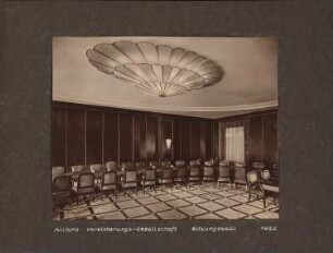 Allianz und Stuttgarter Verein Versicherungs-AG, Berlin Umbau: Sitzungssaal mit Tisch und Stühlen, Deckenlampe