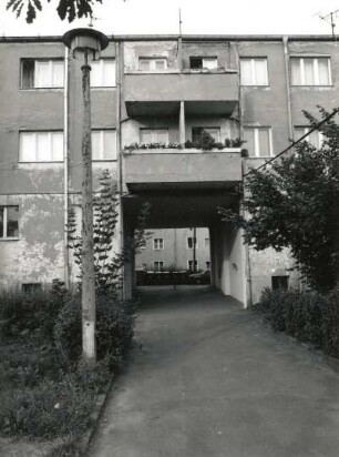 Dresden-Trachau. Wohnsiedlung der Gewobag (1928/um 1935; H. Richter). Wohnblock, Fraunhoferstraße 19/1. Durchfahrt zum Innenhof zwischen Nummer 19 und 17. Gartenfront