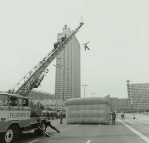 Berlin: Großübung der Feuerwehr : Berlin: Großübung der Feuerwehr. Springen in das Sprungpolster SPP 40, vorgeführt mittels einer Drehleiter DL 30, Sprung aus 15 m Höhe
