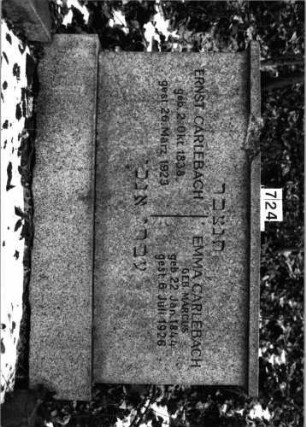 Grabstein 724 (Index: 100091166) Material: Granit Zustand: gut, Platte gebrochen Maße HxBxT: 110x180x36 cm Beschreibung: breite aufgesockelte Stele mit Abdeckplatte Besonderheit: Zitat Jona 1, 9: Grabstein 724