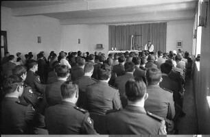 Trauermesse in der französischen Kaserne für den verstorbenen französischen Staatspräsidenten Georges Pompidou
